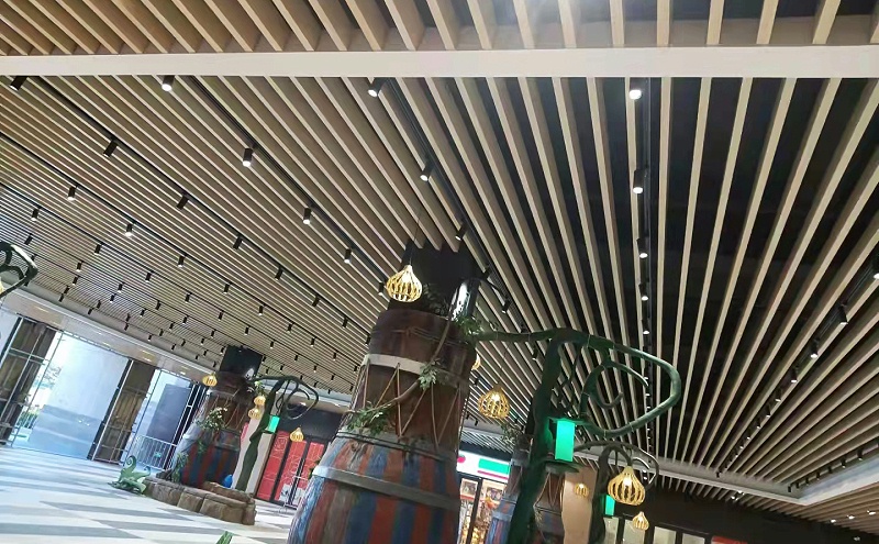 普陀綠地繽紛城@50*150木紋方通
